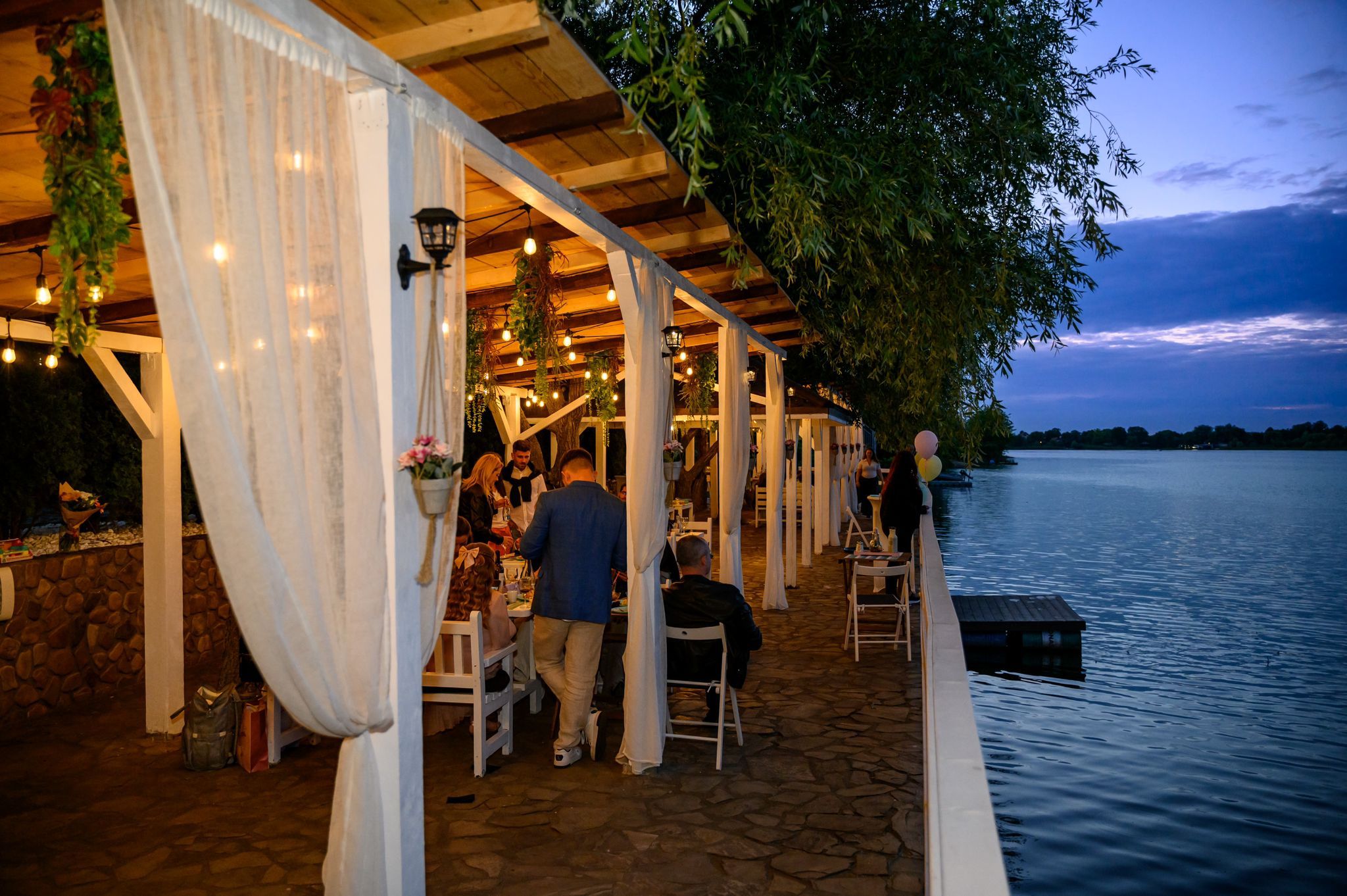 Tot mai multe cupluri aleg restaurante pe malul lacului sa isi organizeze nunta, afla de ce!