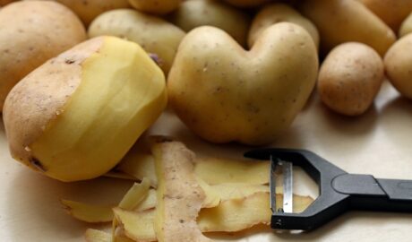 Photo oven-baked crispy oil-free potatoes