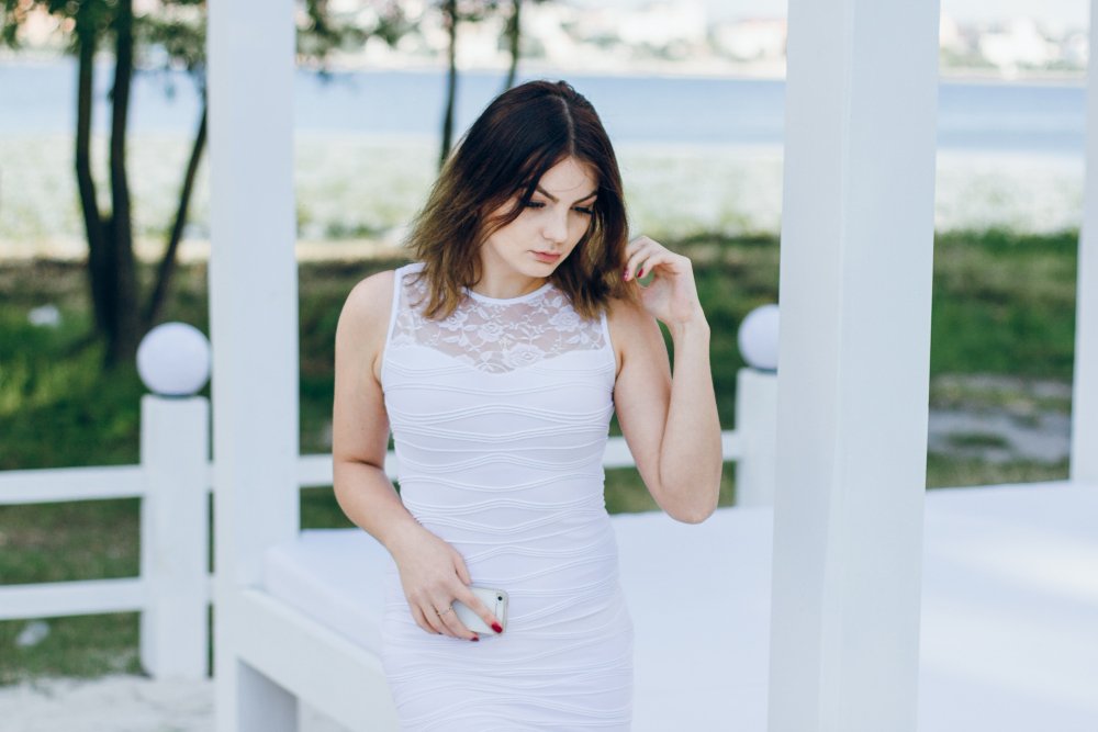 Ce rochii de seară cu dantelă sunt cele mai elegante?